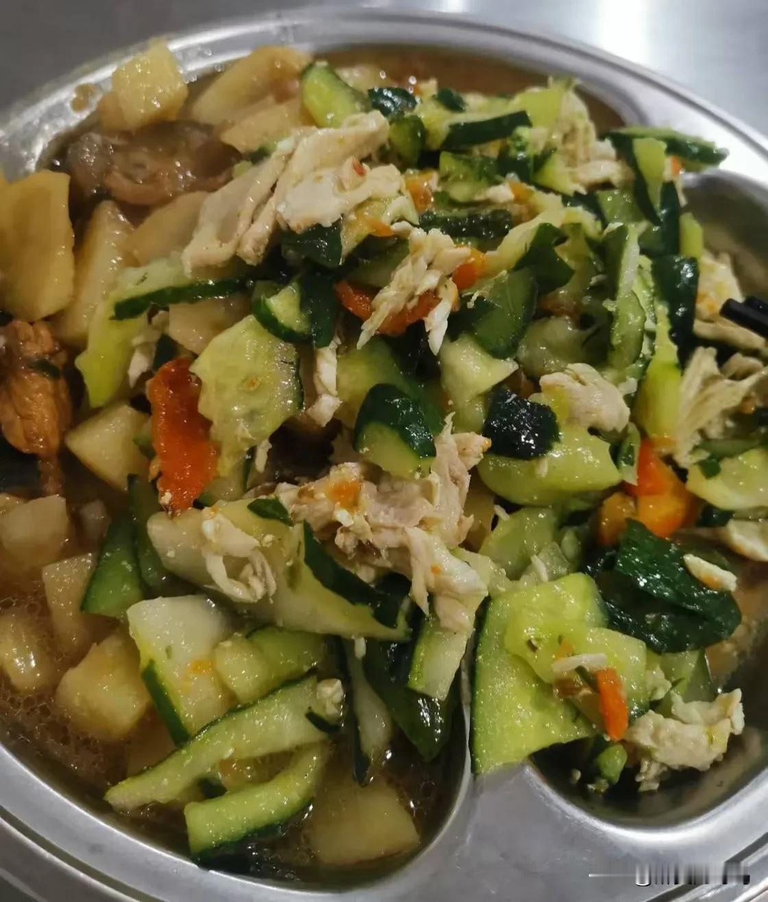又到了中饭时候，看看今天单位餐厅吃什么？

黄瓜鸡蛋炒肉片，再加上点木耳，是不是