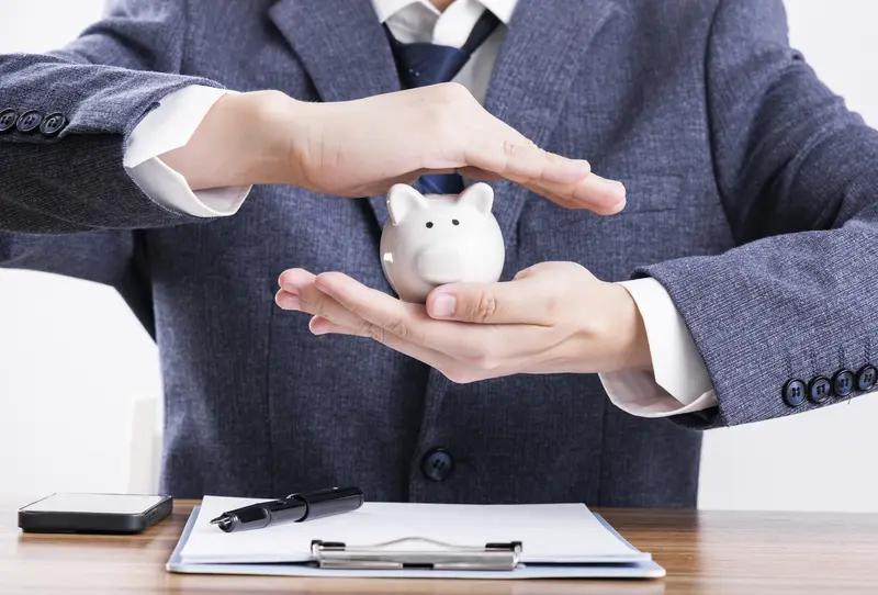 存钱VS买保险：到底哪个更靠谱？关键时刻见分晓！

"钱放银行最安全！"

"保