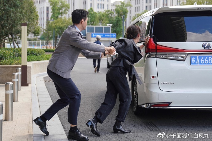 孙俪两分钟切换三种情绪真的被孙俪在《危险关系》里这段拦车戏狠狠戳中！前一秒还沉在