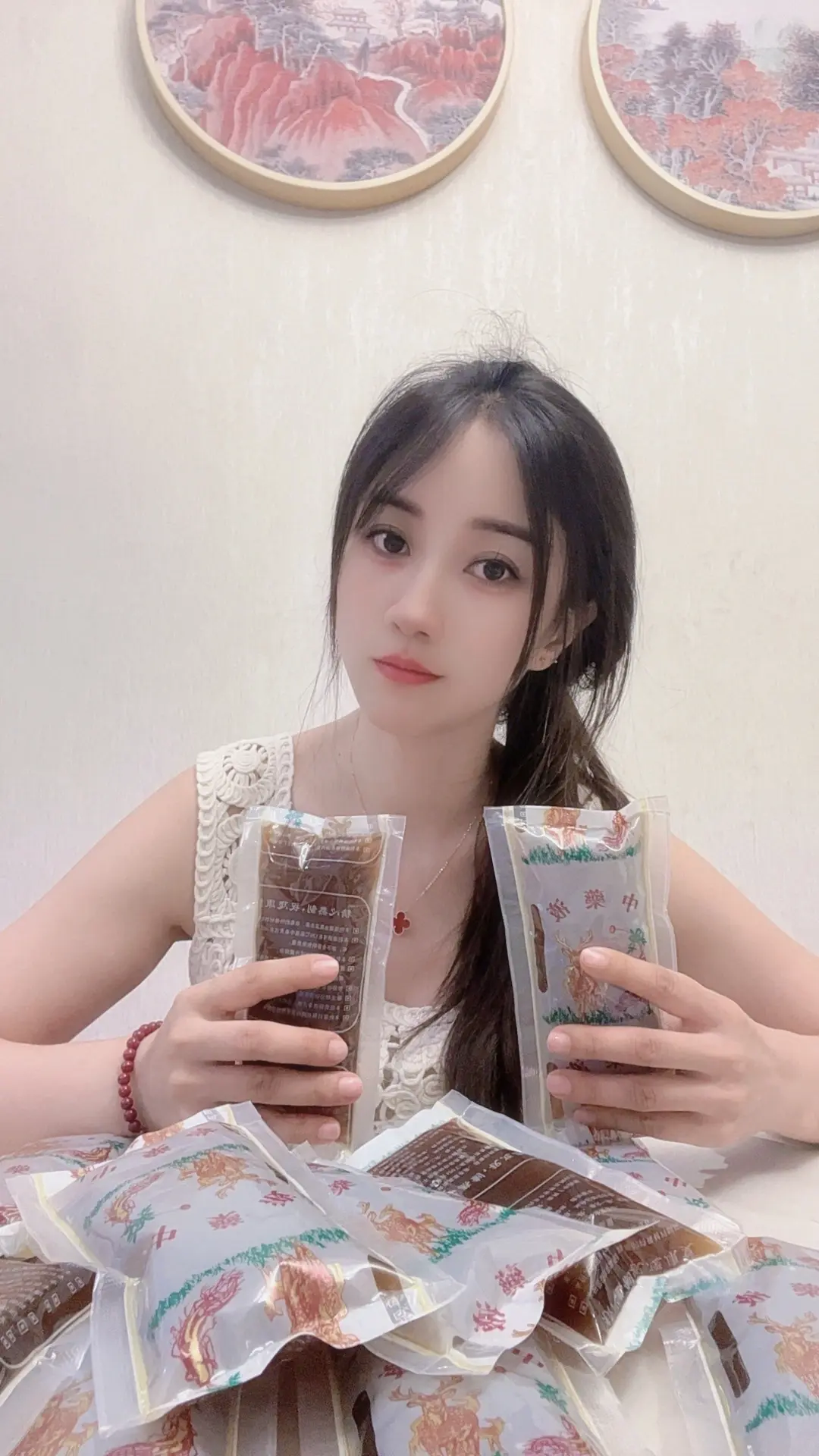 吃生活的苦还不够，还要吃中药的苦，本该喝茶的年纪，却喝起了中药，人生百...