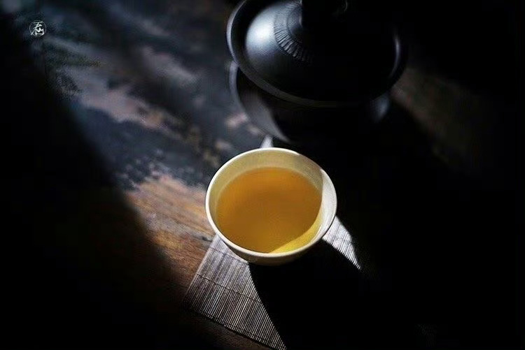 人最可贵的模样，是历经世事沧桑，眼底有光，心底有暖，依旧纯粹。—— 环球读书 