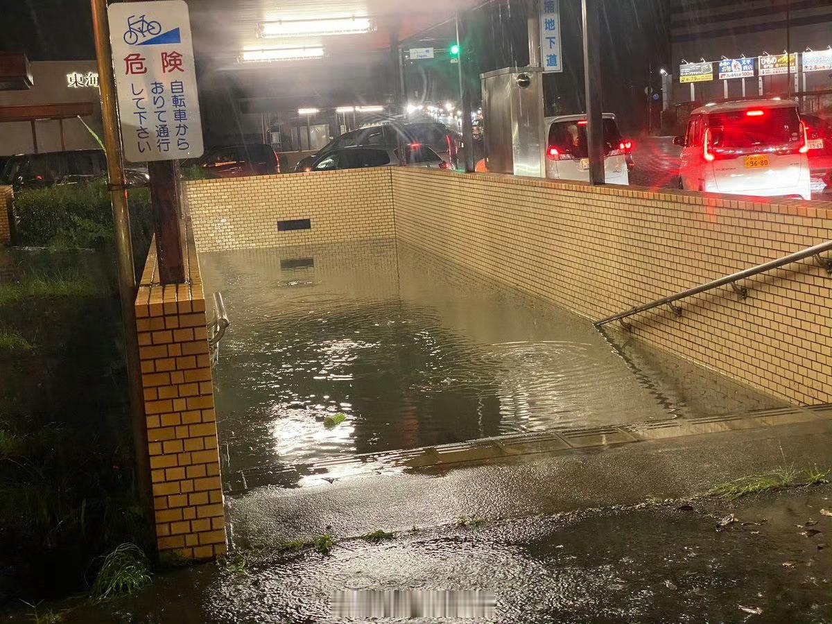 日本东京，暴雨后的地下铁通道。之前公知吹东京霸气下水道，想想可笑。