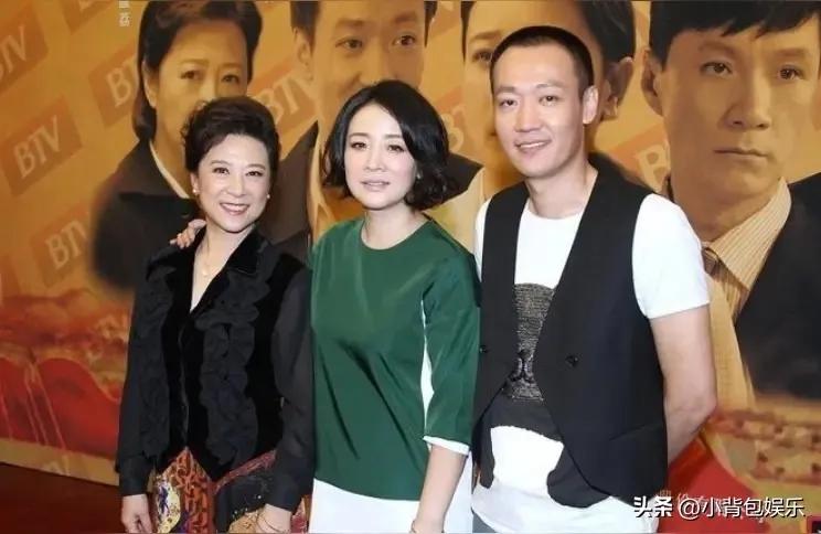 右边的是男演员辛柏青，左边的两位女生很面熟，特别是中间的这位，一头齐耳短发，气质