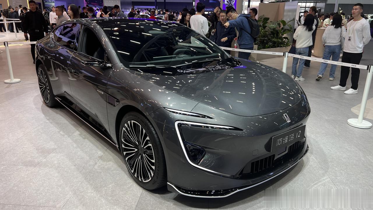 阿维塔12亮相车展，该车拥有单电机后驱以及双电机四驱两种动力，均搭载来自宁德时代