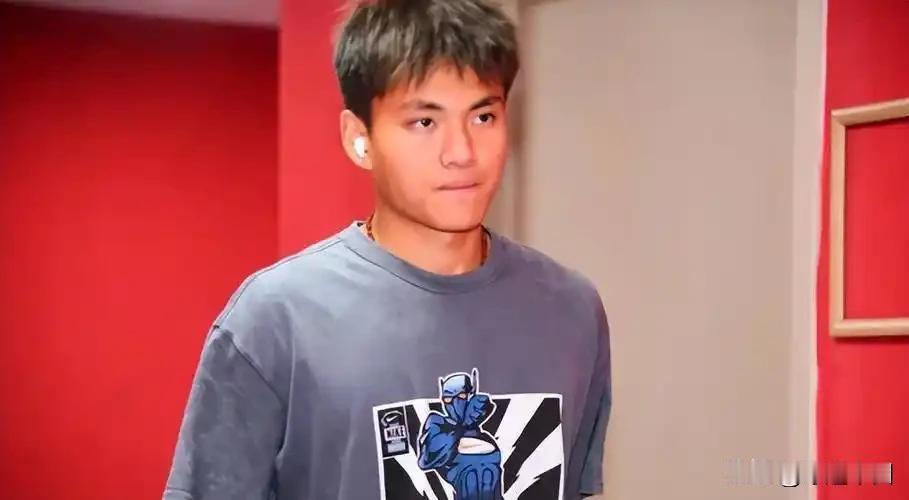 在马竞青训营，李昊的偶像是队中传奇门将奥布拉克。为了模仿偶像的技术动作，他常常在