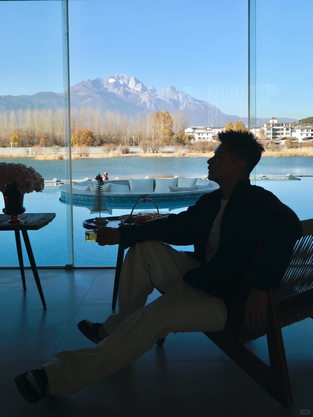 看着玉龙雪山 喝下午茶☕️