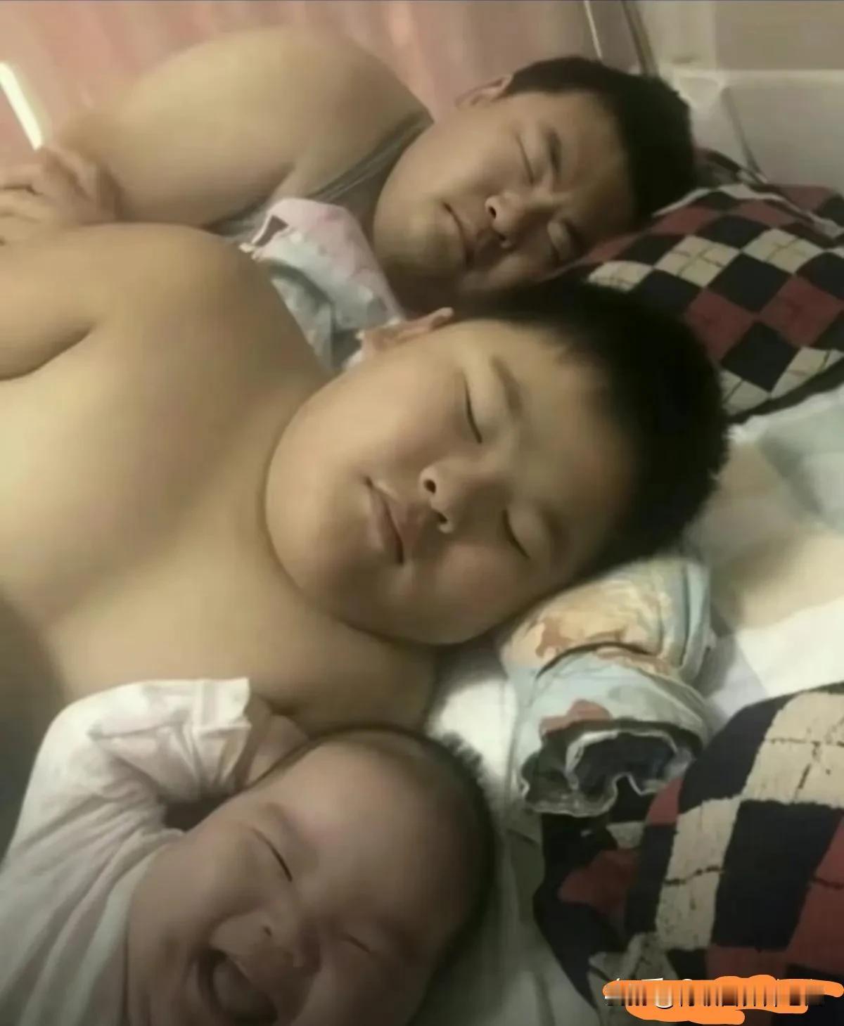 这三个人到底是啥关系？咱们不去推测，但是可以肯定，他们具有非常亲密的血缘关系。
