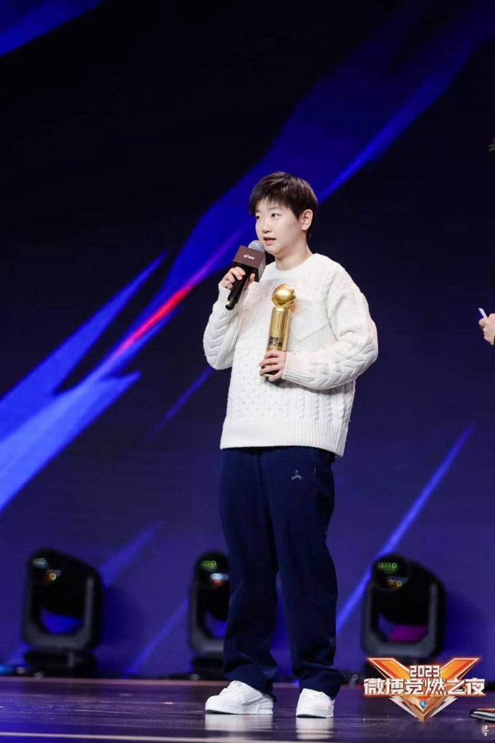 孙颖莎椰子鸡汤面 喜欢赛场上全力以赴的孙颖莎，也喜欢她烟火气满满的小日常，真实又