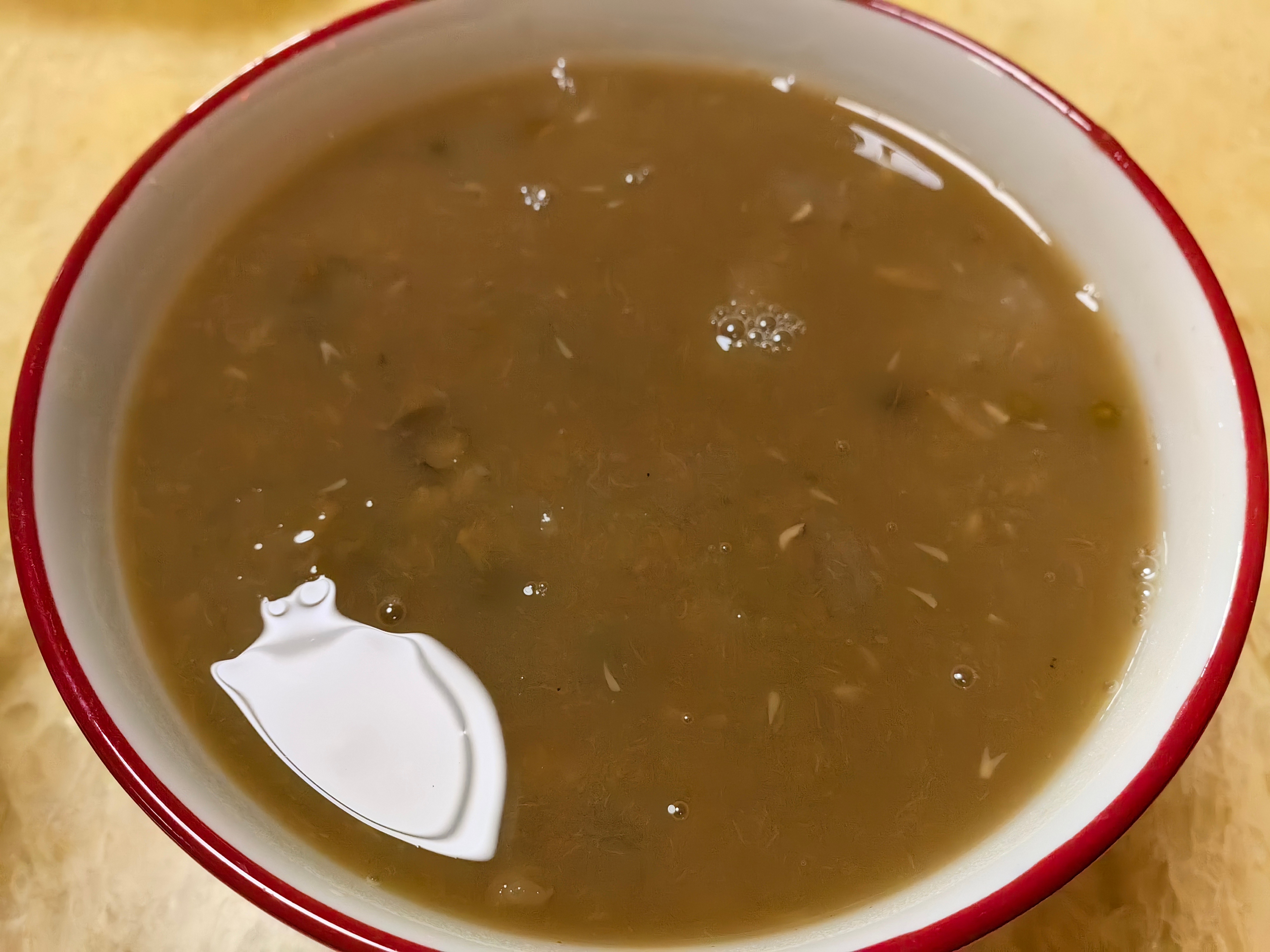 每日一餐分享中午吃绿豆粥，配煎包，炸鸡翅。 