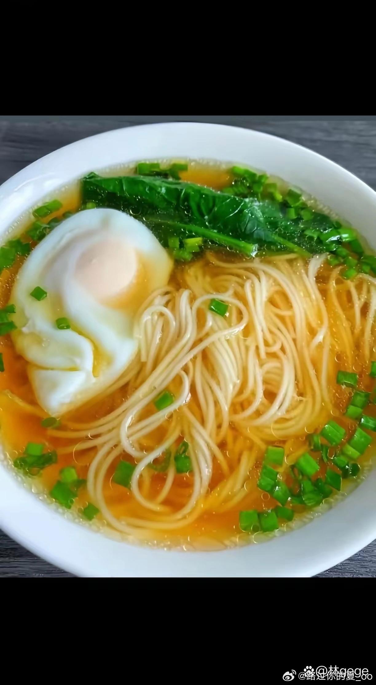 昨天跟我妈吵完架，气鼓鼓的晚饭一口都没吃，躲进卧室把门反锁了。睡到半夜肚子饿得直