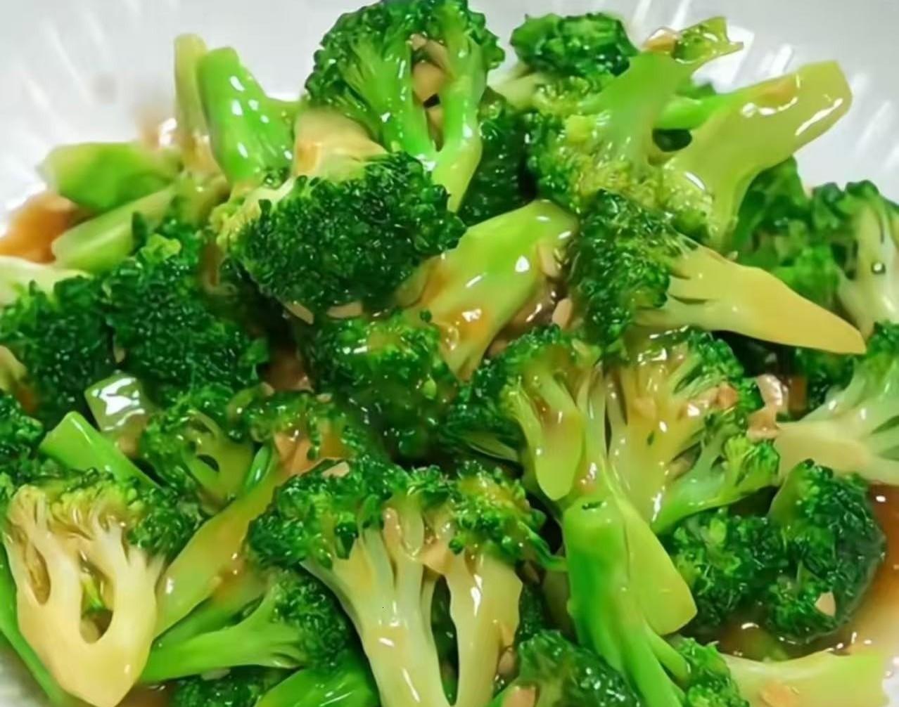 今天炒了一盘西兰花，出锅后色泽翠绿，口感脆嫩得到夸赞，赶紧和大家分享一下做法：
