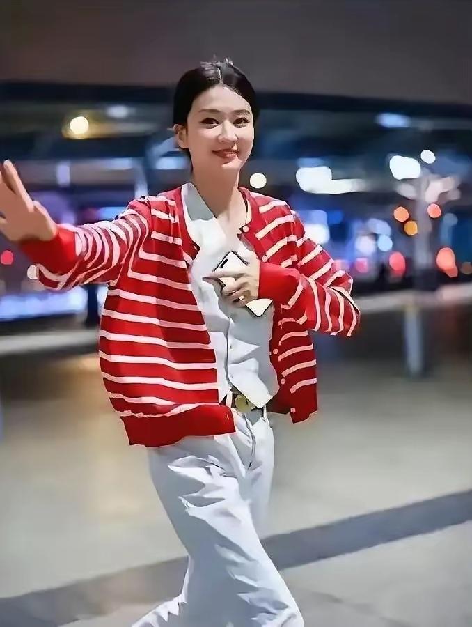 出生于东北哈尔滨姑娘乔欣，性格豪爽大方，皮肤白细，人又漂亮。哈尔滨那嘎哒出美女哈