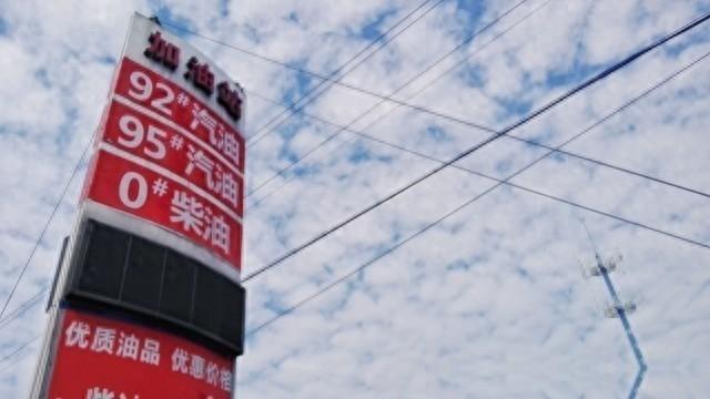 比销量下滑更让人心里发紧的是：连县城的老百姓，都开始抛弃油车了？燃油车的销量还在