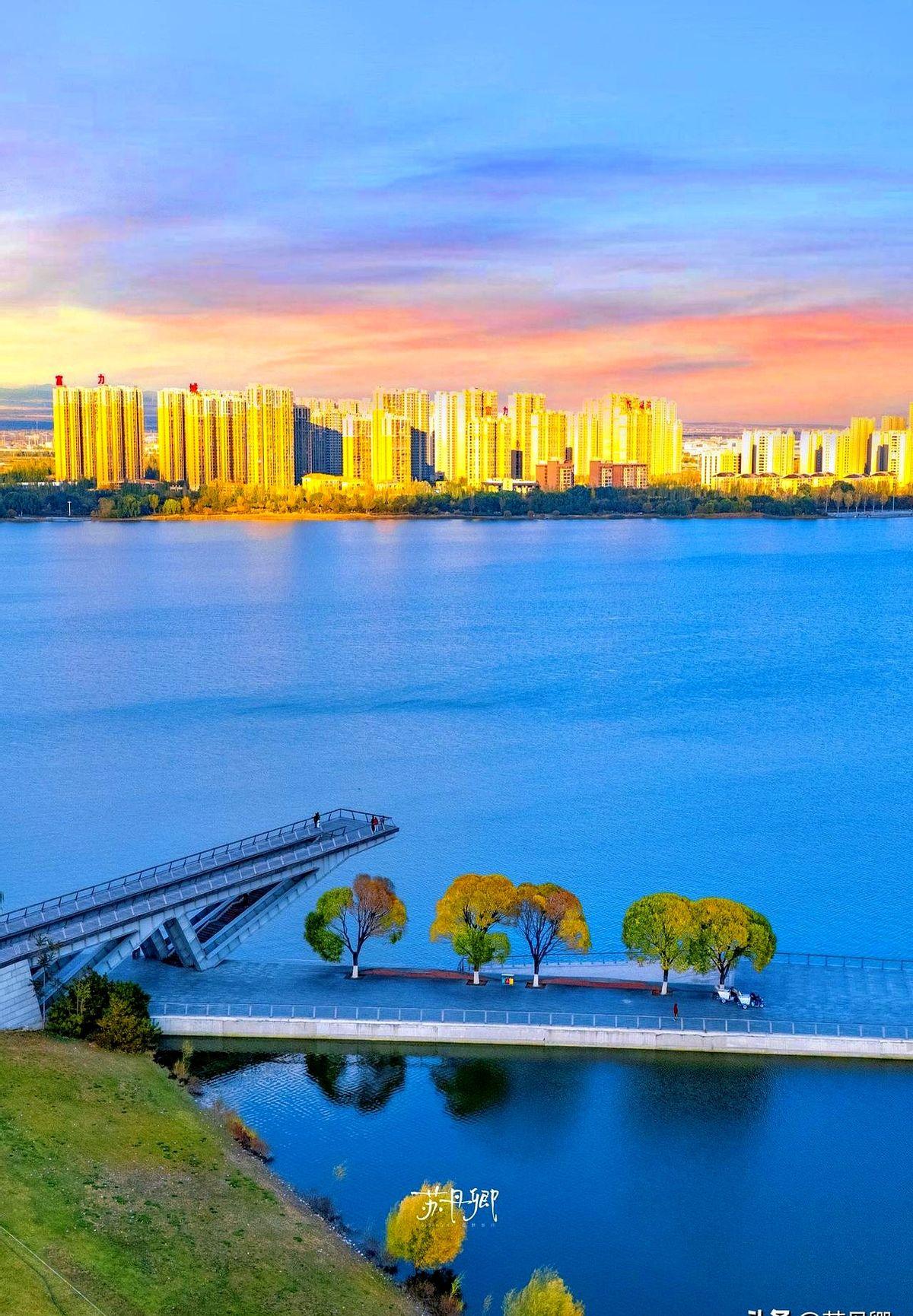 大同没跟风，却成网红

一位老游客说，别的湖拼命加灯光加栏杆，大同把湖边的烂泥滩