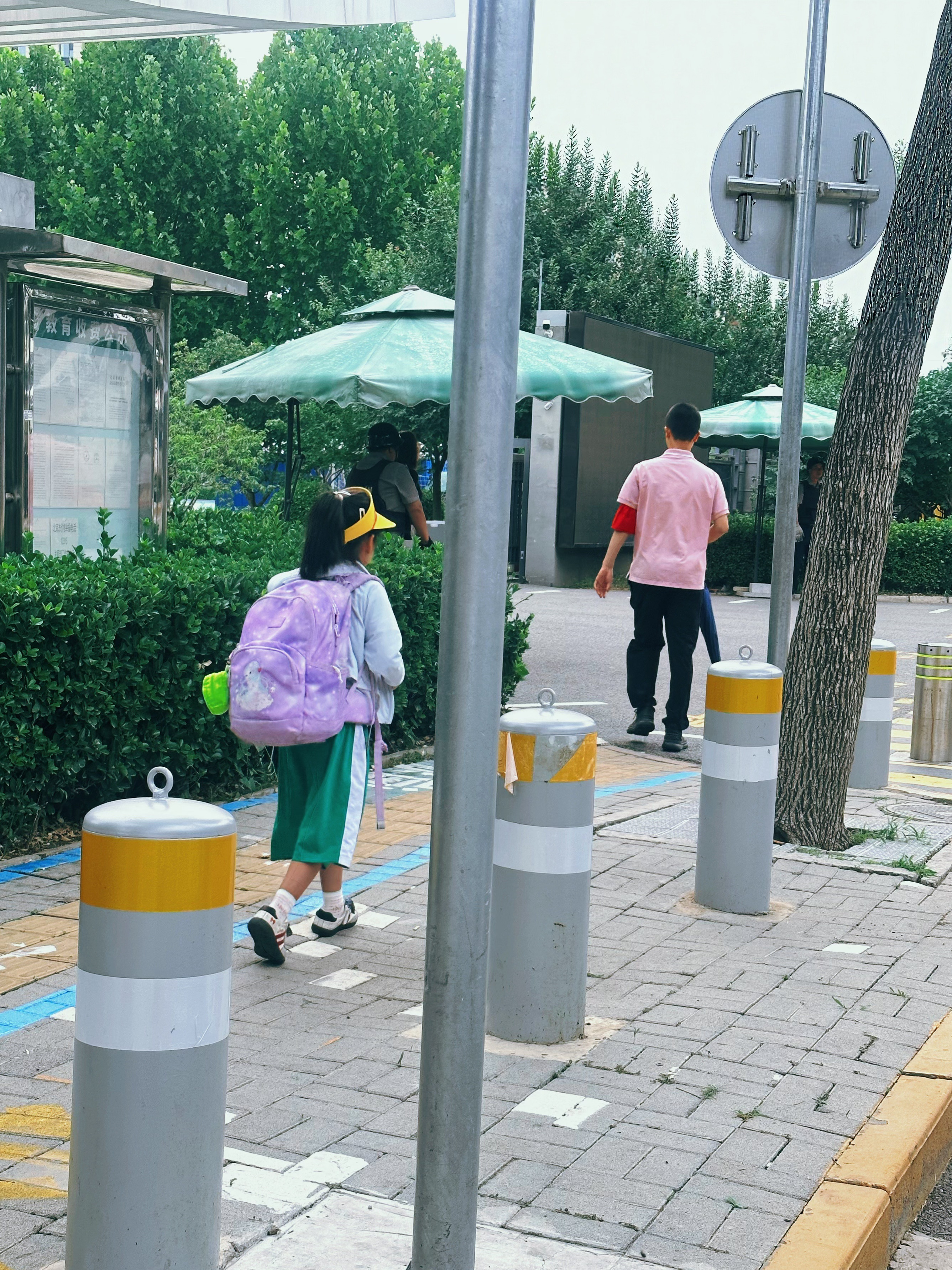 这娃早上五点半就醒了，真的太早了。我听见她起来了我也没动，自己在那穿衣服穿裤子，