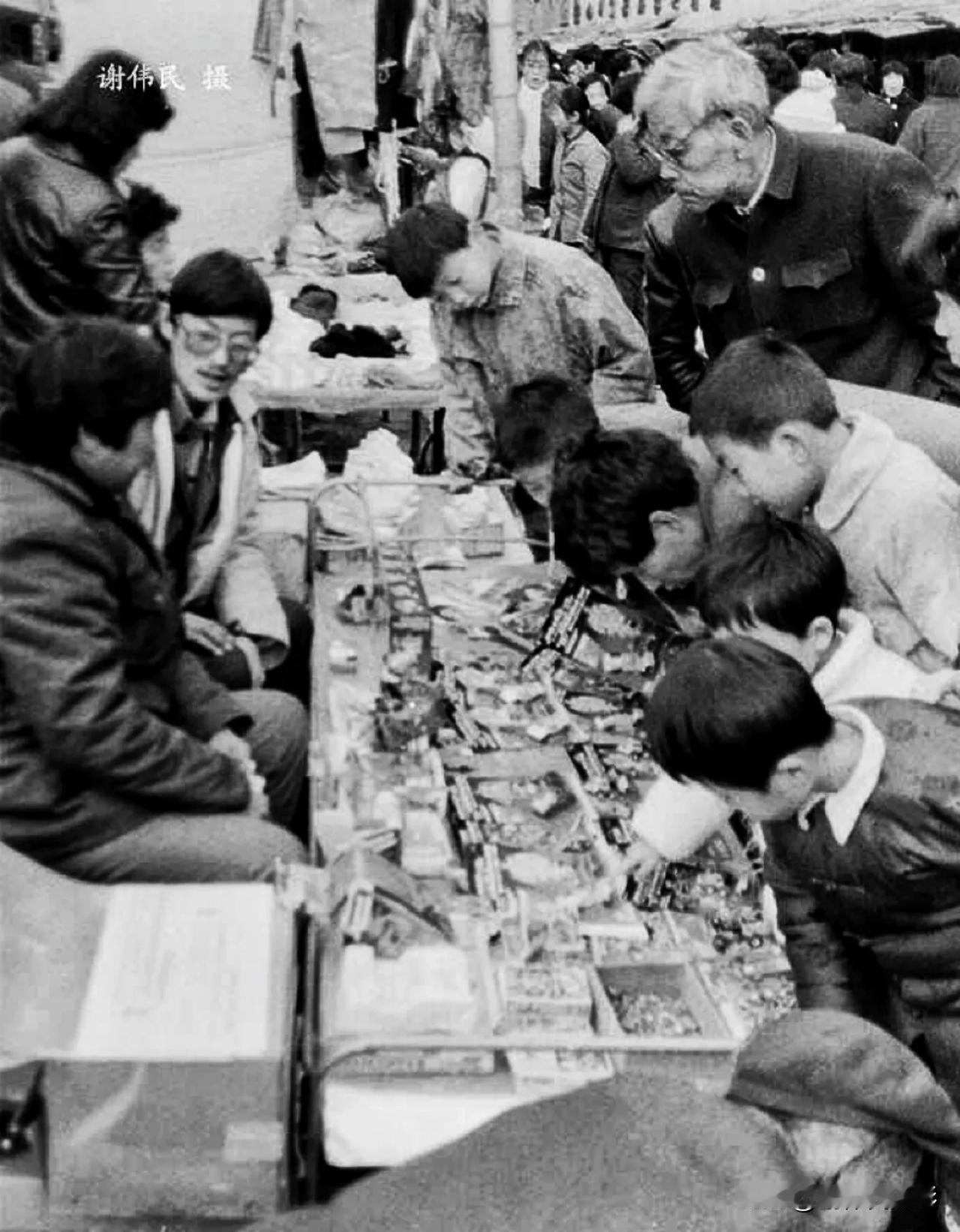 1988年1月3日，上海杨浦区鞍山文化馆门前。几位在职职工利用业余时间摆摊从事小