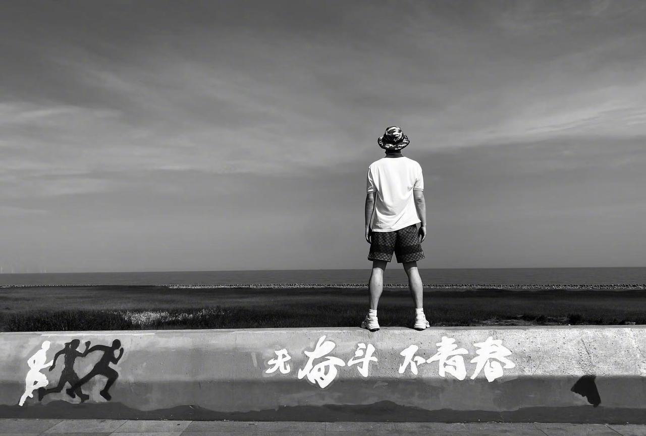 刘翔的事情有点复杂，也令几乎所有人内心不舒服，现实中的物是人非。刘翔自己在发出上