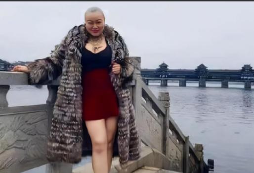 “谁娶我，我送他一辆宾利。”2019年，一名光头肥乳的女子，身着皮草，手上挂满豪