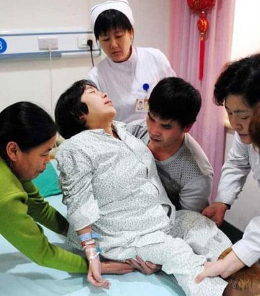 医学奇迹！2011年，广西一名男子，不顾家人劝阻，执意迎娶瘫痪女友，新婚前夜，他