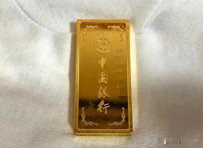 黄金确实能避险。国际局势紧张时，别的资产可能下跌，金价往往上涨，比存银行利息高。