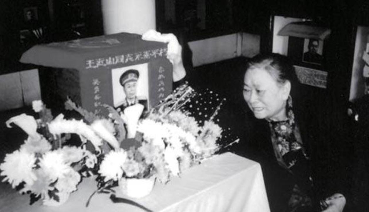 1980年的八宝山，韩岫岩终于见到了王近山的骨灰盒。
 
她弯下腰，手指轻轻落在