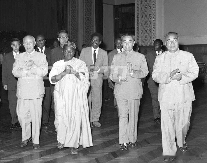 1964年6月16日，​晚上，​周恩来总理在人民大会堂和卡瓦瓦副总统分别代表两国