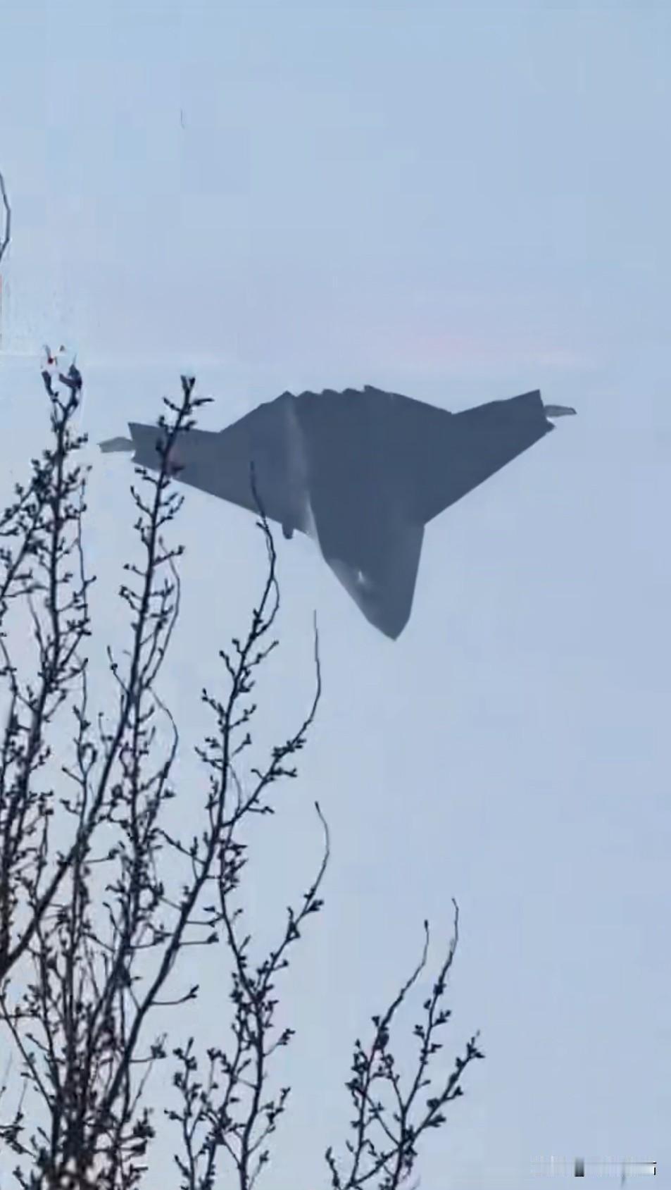 极具烟火气的六代机试飞画面里，收费站、路牌、太阳能热水器、行道树，这些我们司空见