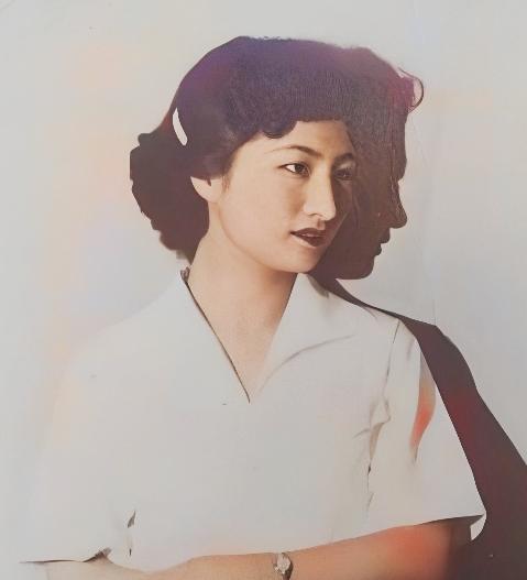 [微风]1978年，一伙人突然闯入一户农家，将张春莲带走，正当张春莲的丈夫一头雾