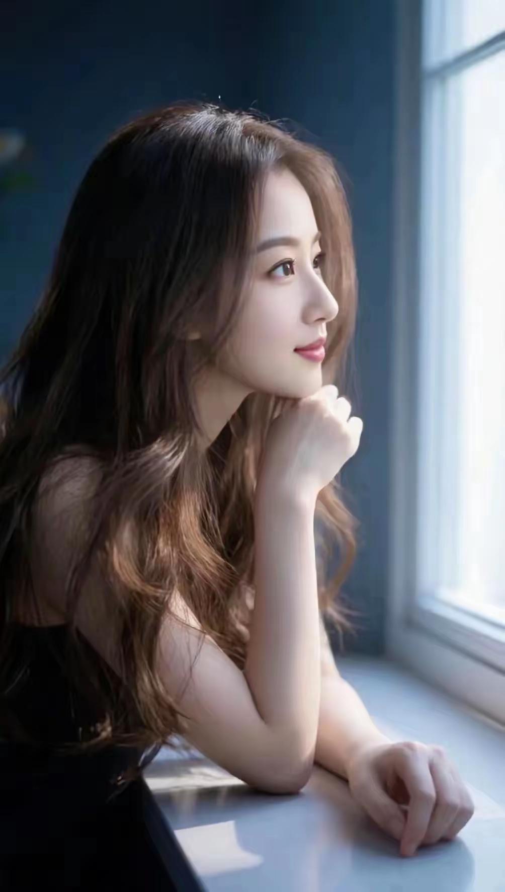 窗边沉思的少女，阳光洒落，温柔如梦🌈🌹🌸