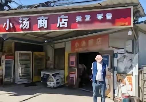 湖南一男子开着豪车来路边买烟，因懒得下车叫喊老板娘，拿两条2000多元的香烟，没