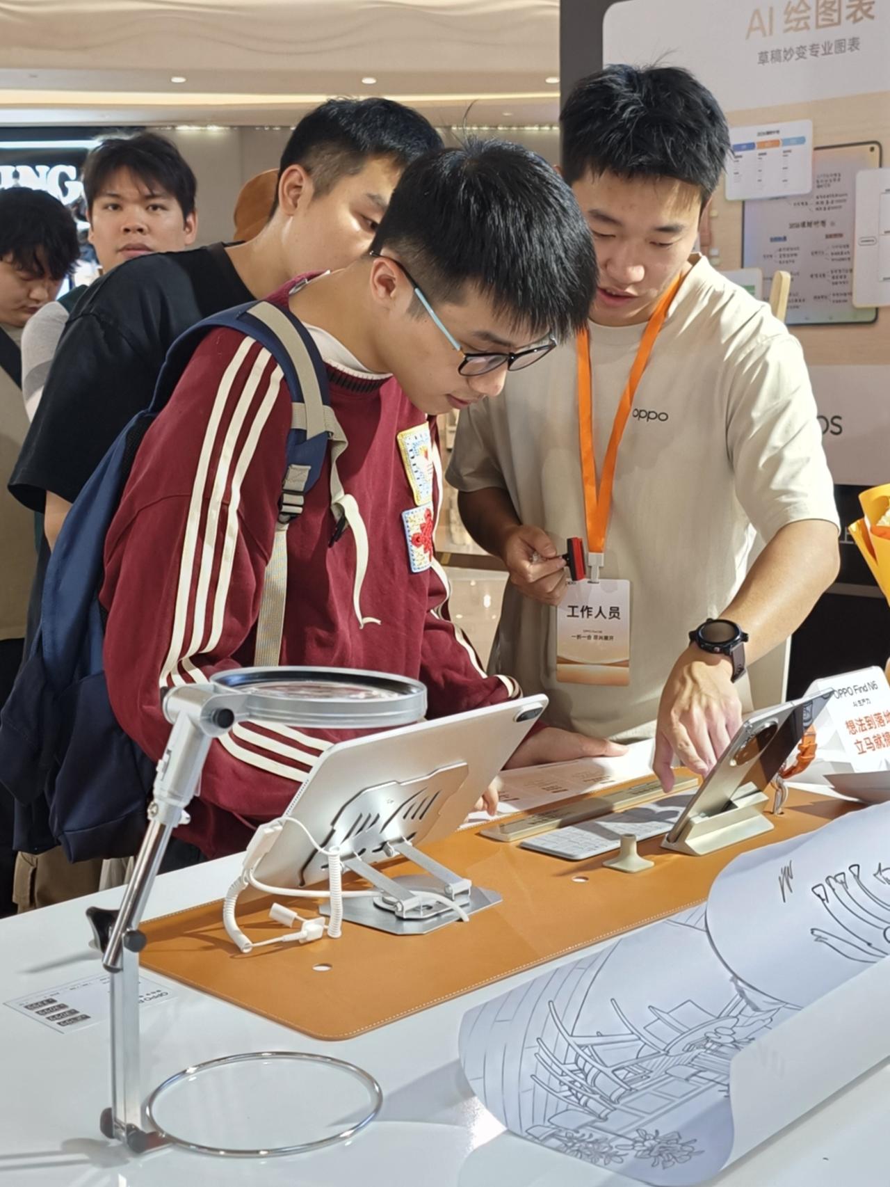 买个1T国产机居然要排队？
昨晚下楼买烧烤，路过OPPO门店，看到好多人在排队，