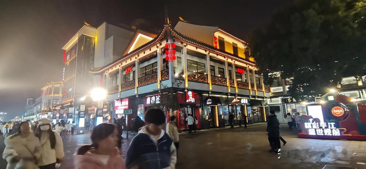 谢邀:
我除夕夜去酒店预定的饭店用餐，一路上随便拍了几张夜景照片……。