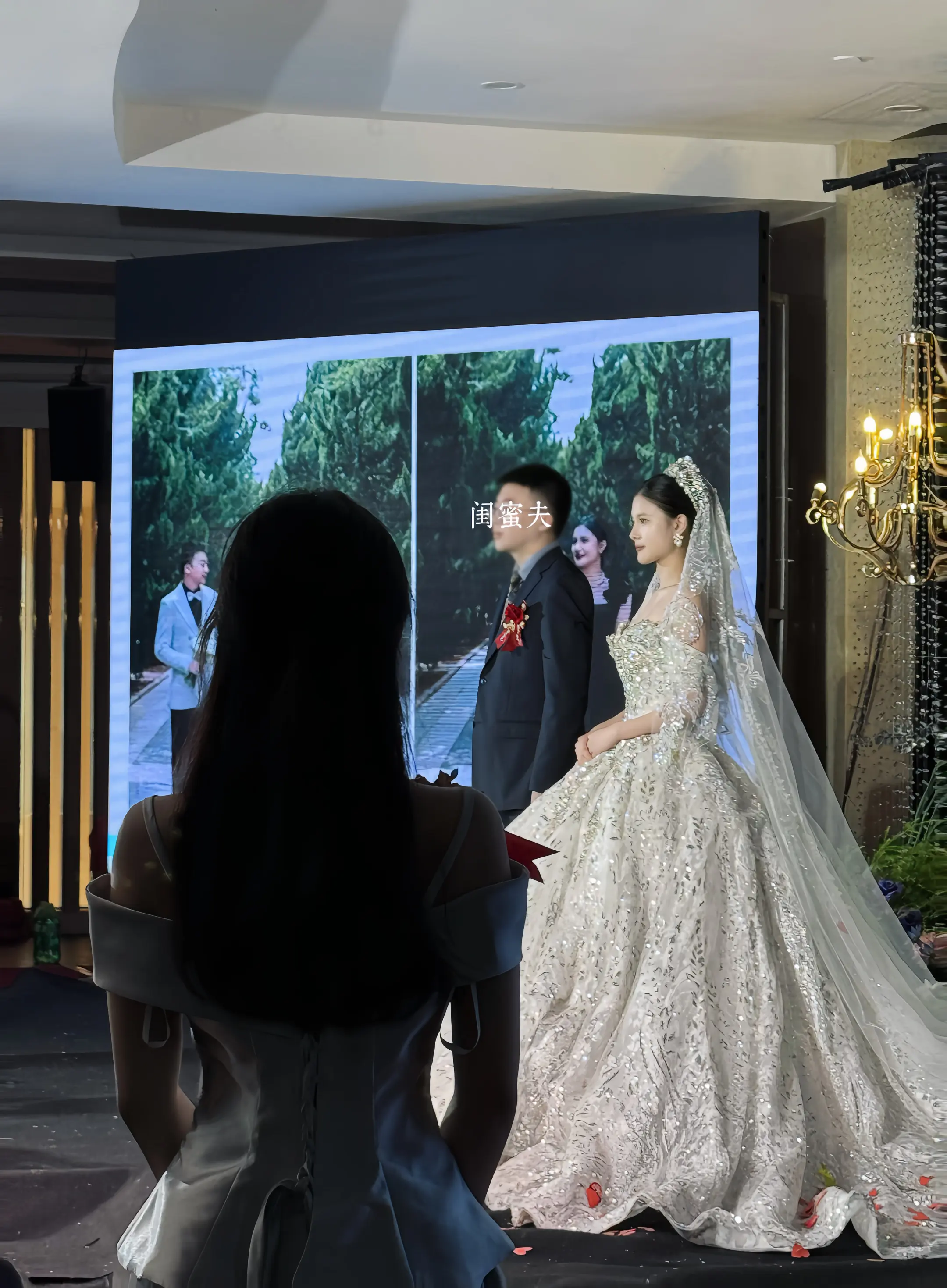 我就站在不远处 看着我年少时最珍贵的朋友走向幸福        其实婚...