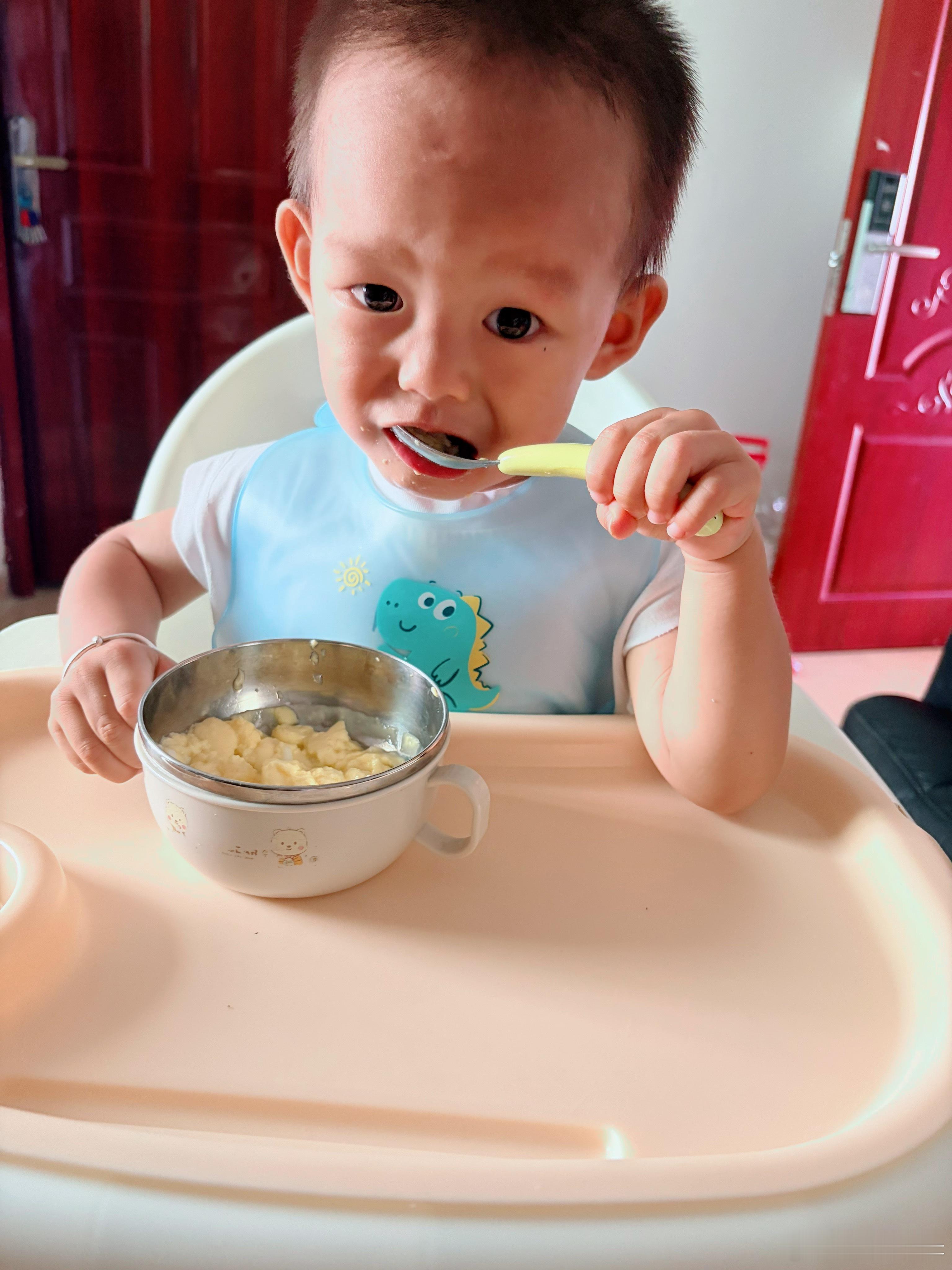 下午宝爸说请我喝奶茶，自己选的就是好喝，还给娃搞了一个蒸蛋，还剩一点就不吃了，看
