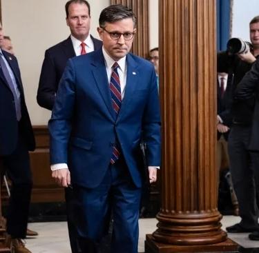 美高官：特朗普任期或在今年提前结束！
 
在特朗普结束了史上最长国情咨文的演讲后