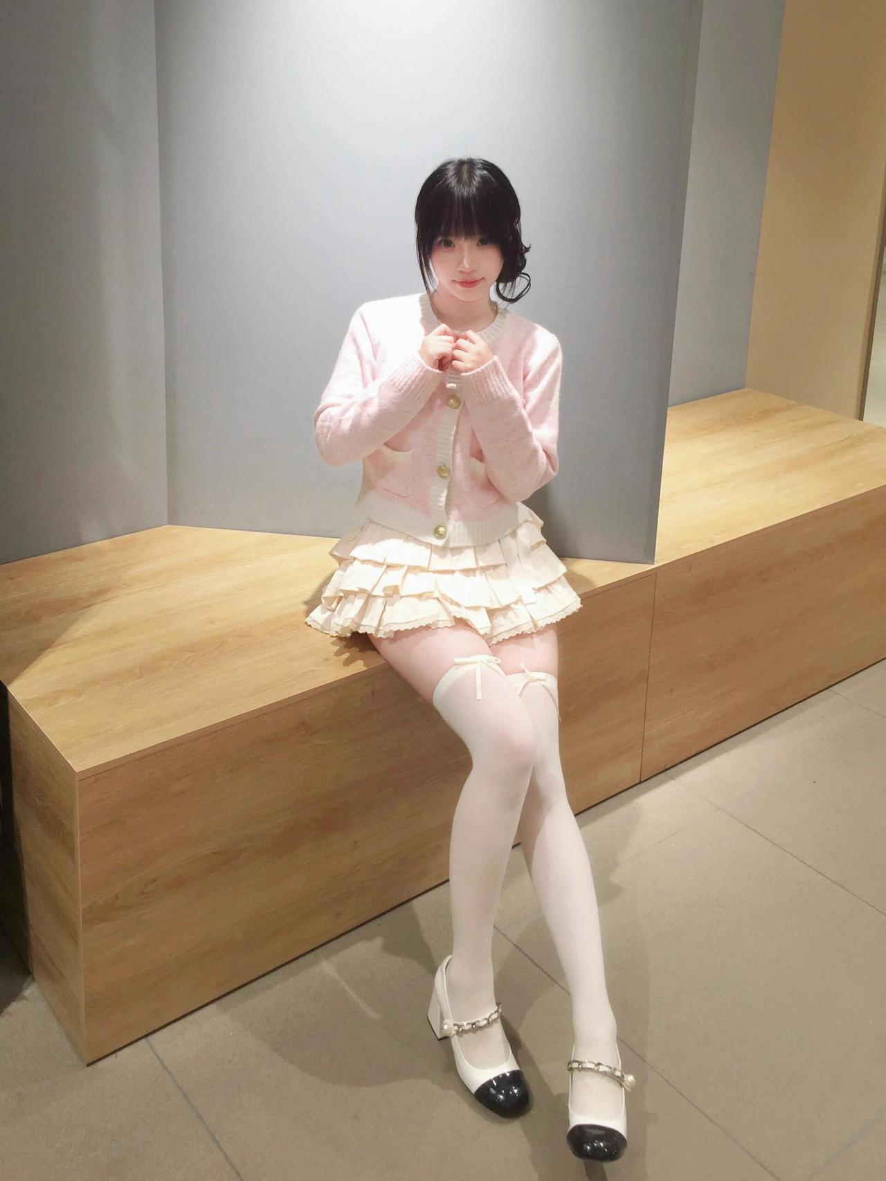 少女心爆棚的粉色毛衣搭配白色蓬蓬裙，甜美可爱！