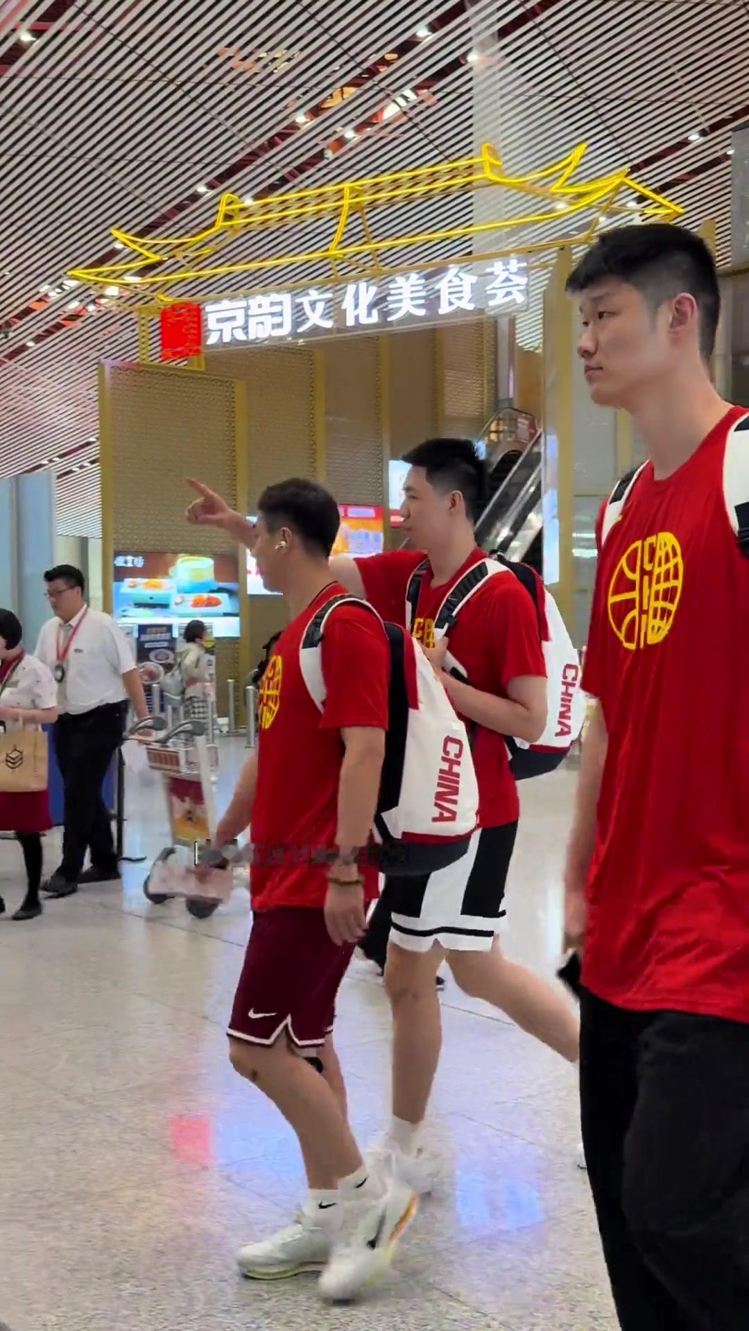 【中国男篮出发杭州，开启热身赛之旅。】据央视网消息，今天上午中国男篮集训队从北京
