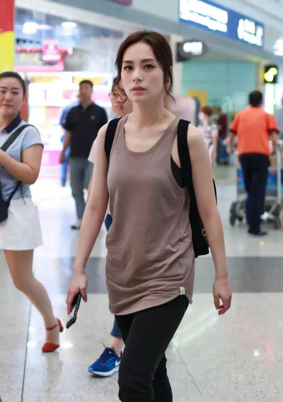 阿娇的机场私服好接地气！穿土味老头背心走机场，全靠颜值撑起，虽然奶茶色很衬肤显白