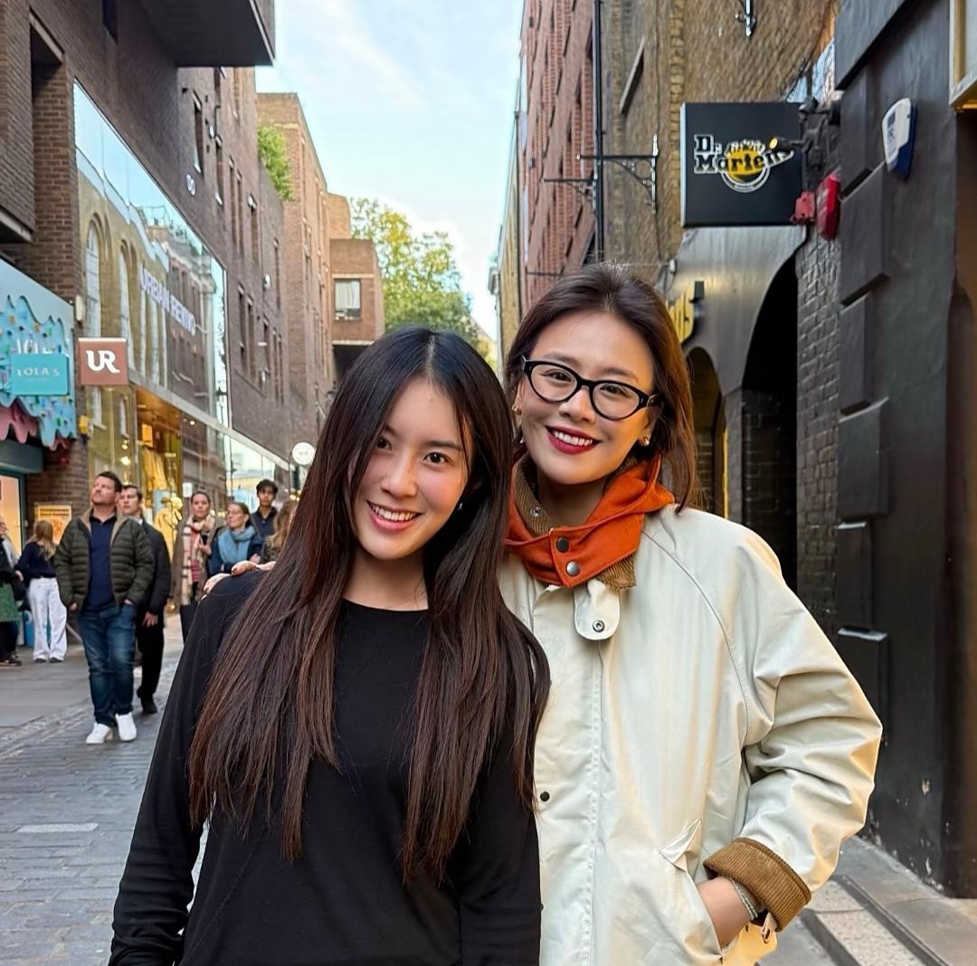 37岁马思纯在英国伦敦街头被偶遇，她的身材很瘦，打扮真好看。她的小姨蒋雯丽定居英