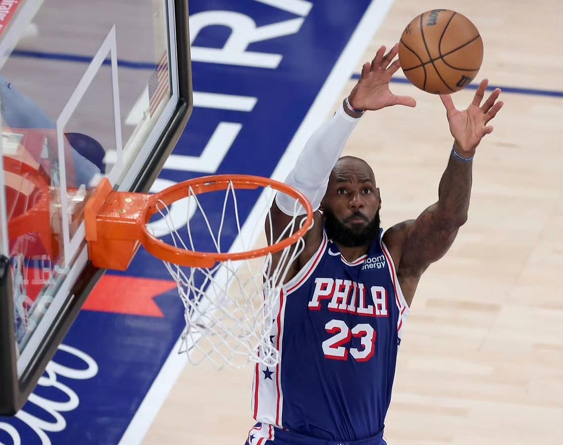 美国总统特朗普痛批詹姆斯不尊重祖国！
在76人与尼克斯的比赛开端，NBA现场奏起