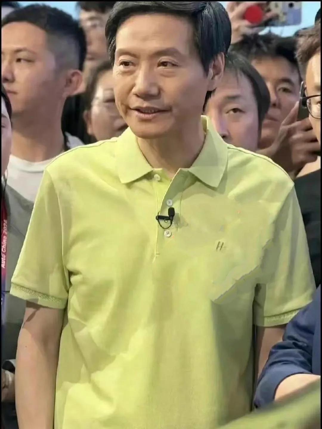 雷军穿黄色体恤衫显得皮肤白，人也精神，这啥牌子的衣服？不知道为什么，雷总的发型总