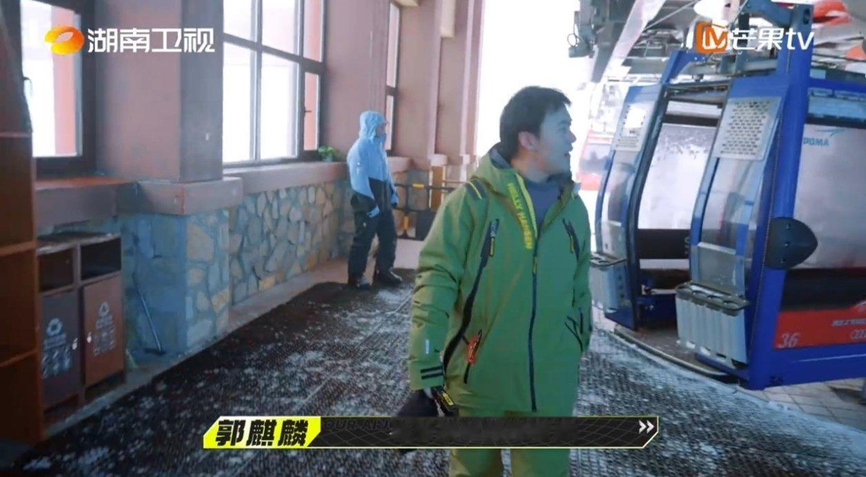 #毛不易看见郭麒麟眼睛发光了# 郭麒麟来到毛不易身边的时候简直宛若天神降临，毛不