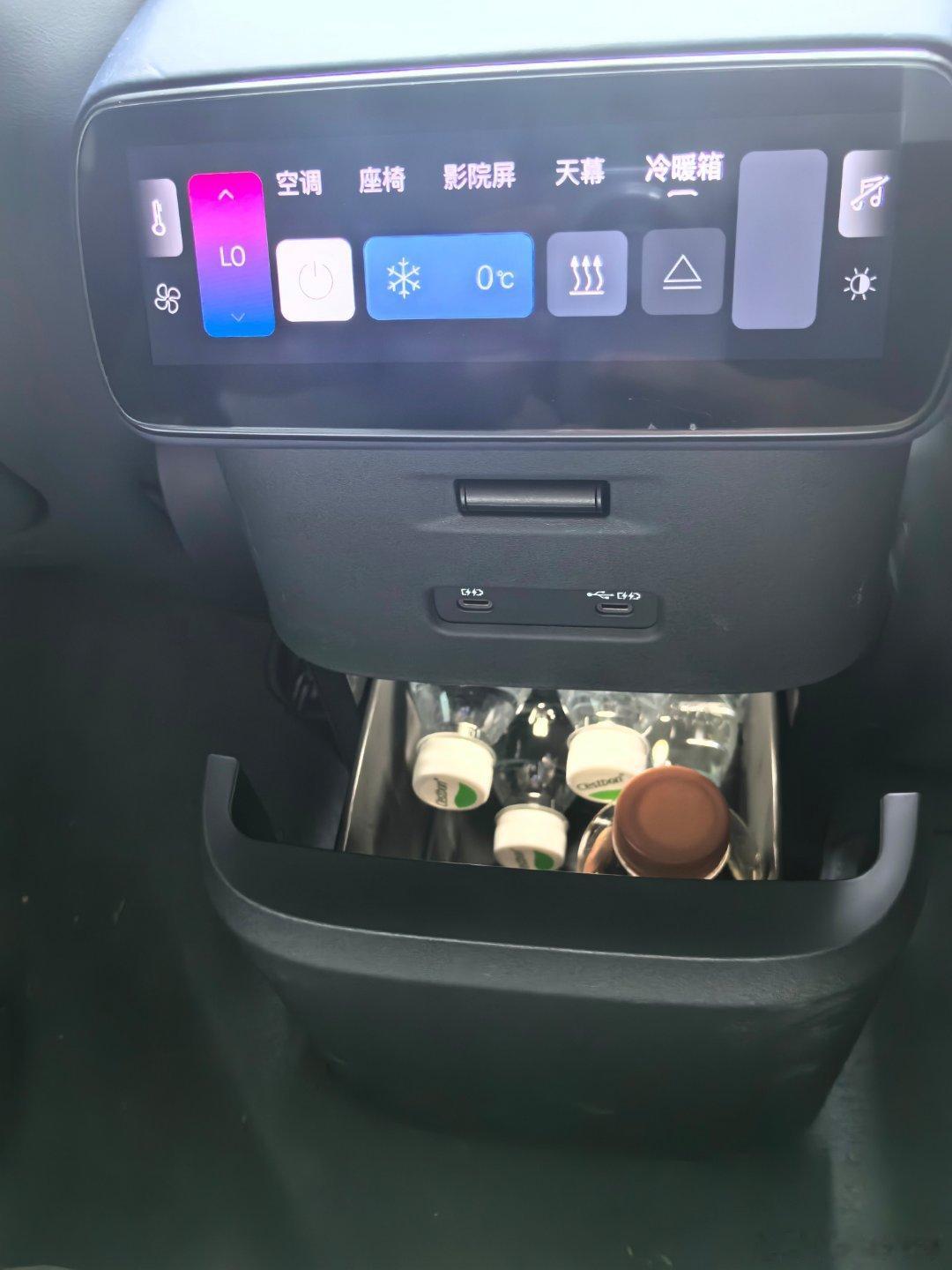 出差试驾这个办公条件对牛马很友好第一次在工程车里体验到可以制冷的冰箱