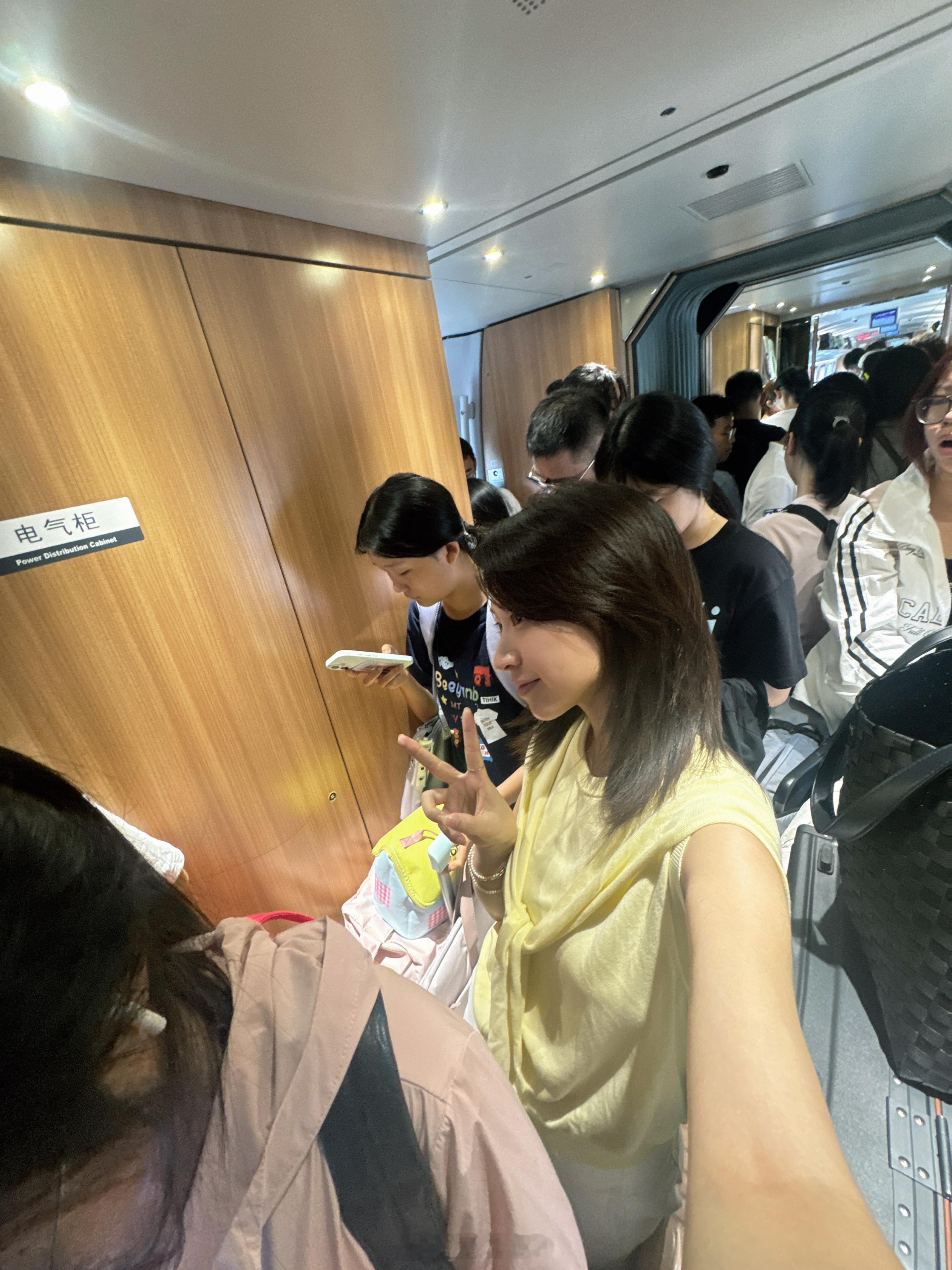 不知道这种场景下——我喊一声321看镜头会怎么样[doge] ​​​