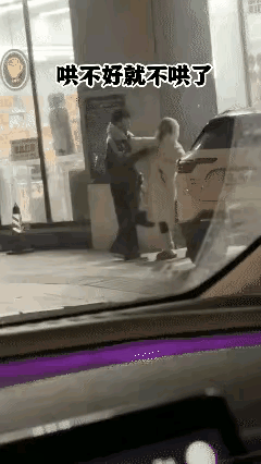 一对小情侣在街上闹矛盾，女生自顾自闹脾气，不管男生怎么低头说好话，始终不肯消气。