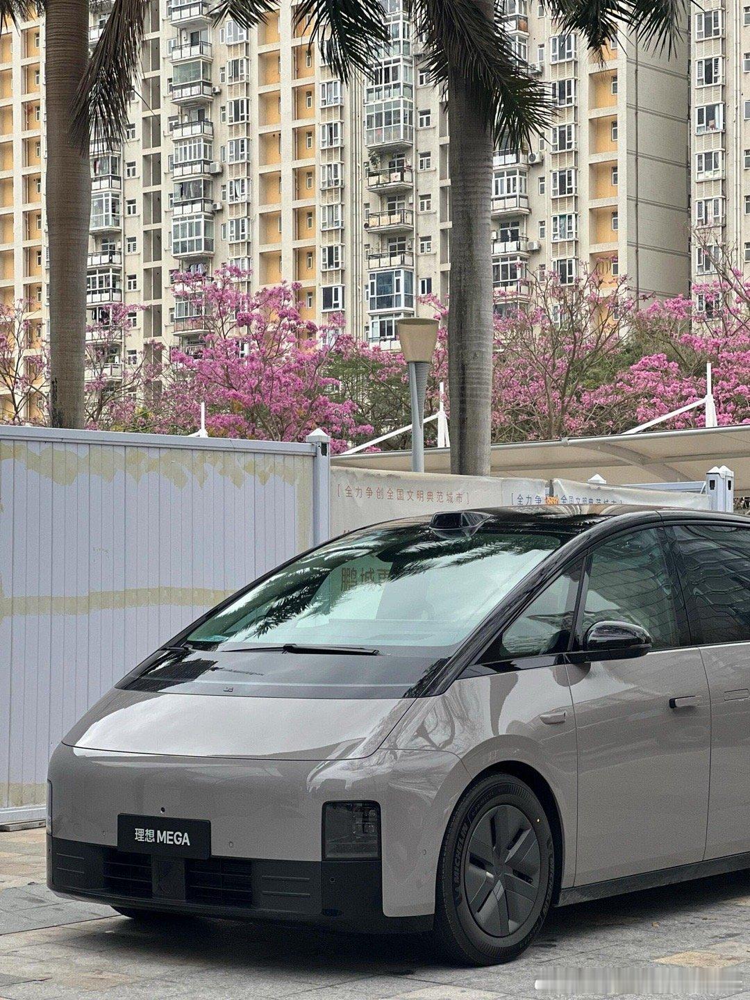 理想MEGA对科技控的吸引力还是太强了，大象灰和银色都好有质感我与汽车的日常 （