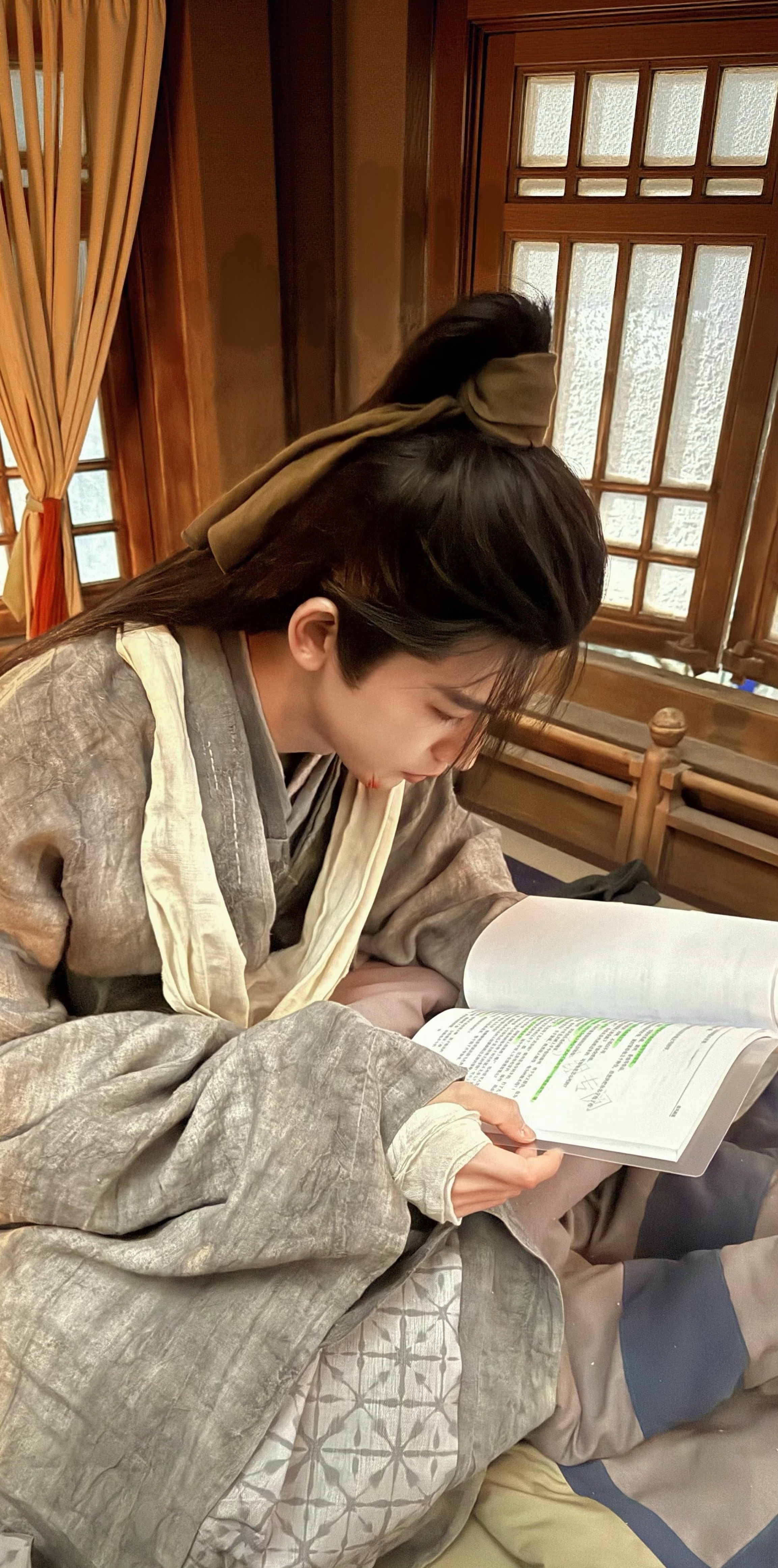 张凌赫双平台站内角色播前破亿 张凌赫真的把武安侯谢征的破碎感和苏感拿捏了！战损妆