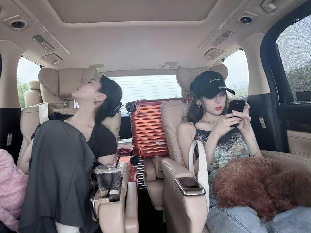 这么看古力娜扎的好朋友这身材，皮肤都很不错呀，为什么不带带她呢？[苦涩][苦涩]