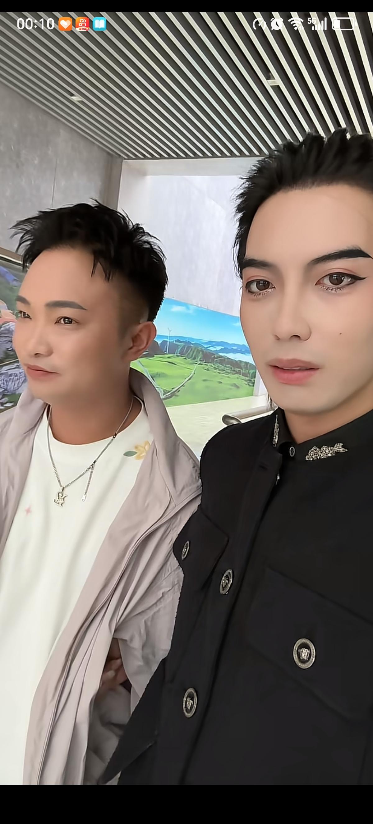 小敏敏的前夫代金国和一枝梅一起参加了小敏敏儿子的小学毕业典礼，代金国在校门口碰到