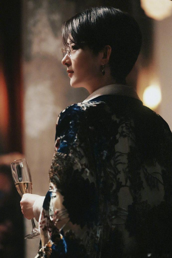 从表演来看，赵丽颖在《酱园弄·悬案》里把西林这个角色演活了，特别是用文字抗争的设